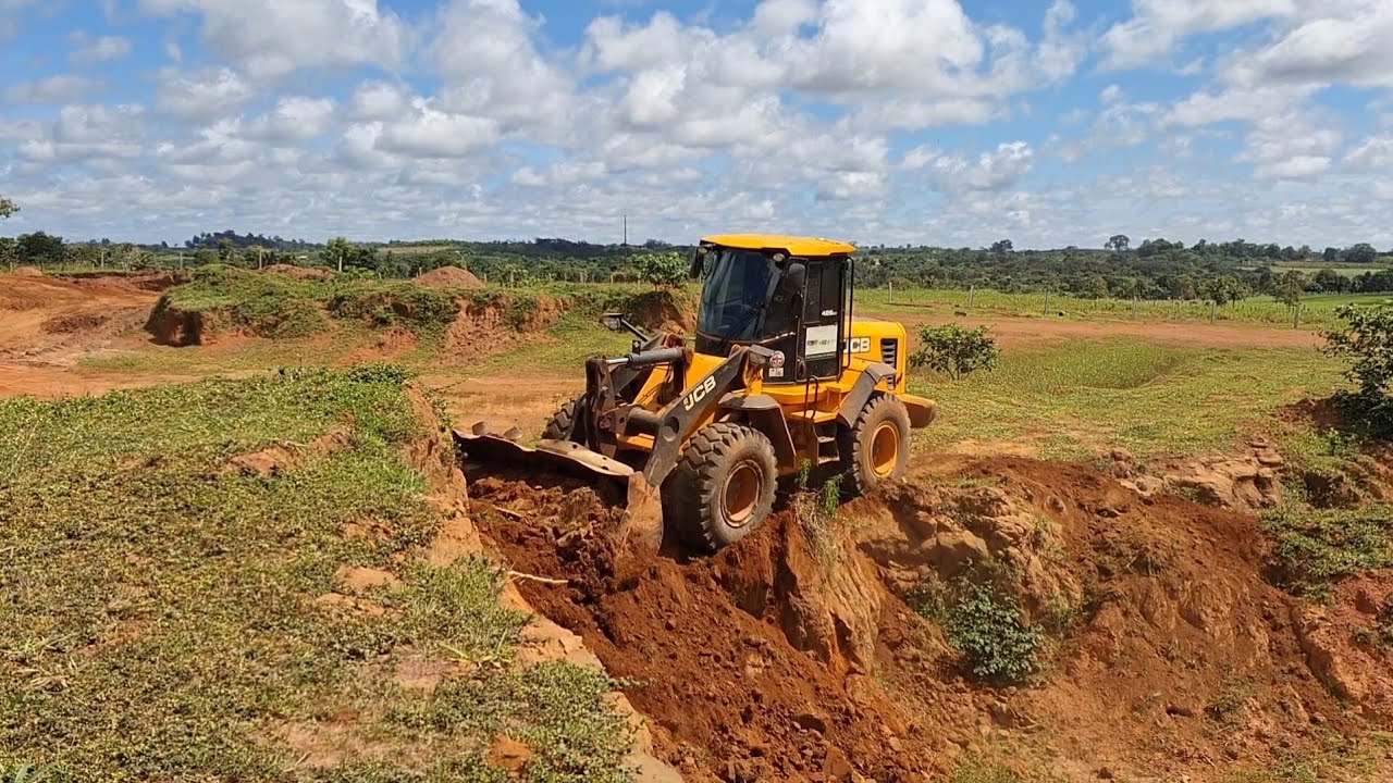 TRABALHANDO NA REMOÇÃO DE MATERIAL COM PÁ CARREGADEIRA JCB426ZX 