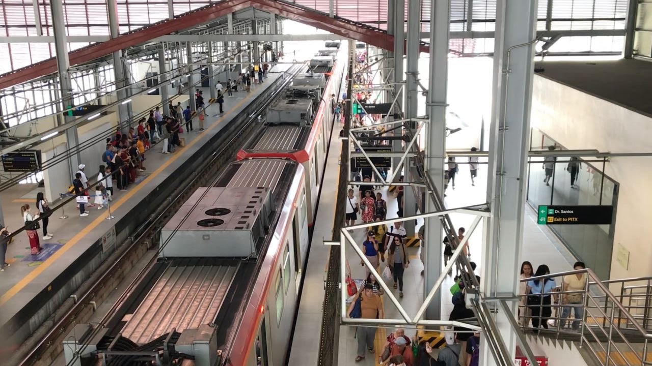 🇵🇭 Inside the Busiest Metro Station in the Philippines (Christmas Season)