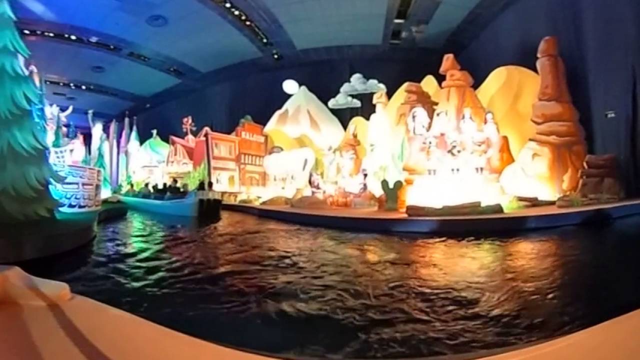 A new version of Small world in Disneyland Paris, 360 degree filmed at the front on the boat