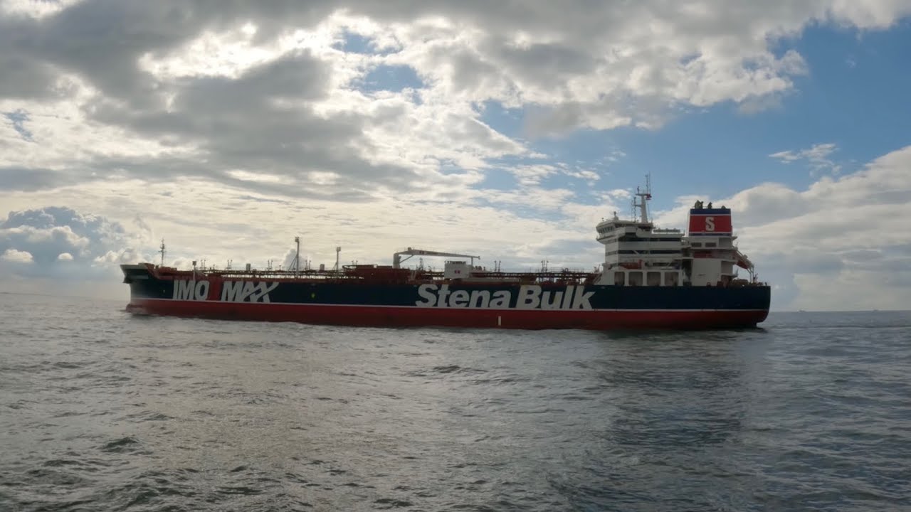 Must watch!! Dutch pilot enters a oil tanker!!
