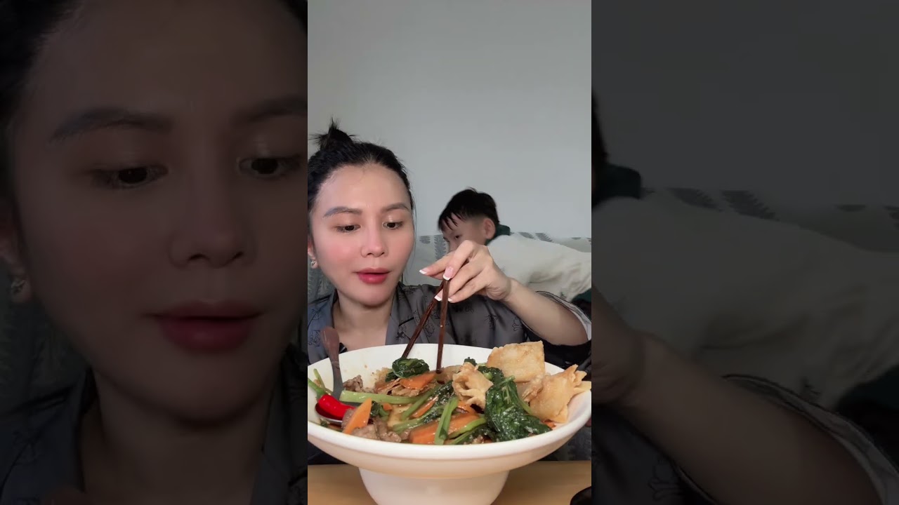 Cùng ăn phở chiên phồng với em Linh nhé