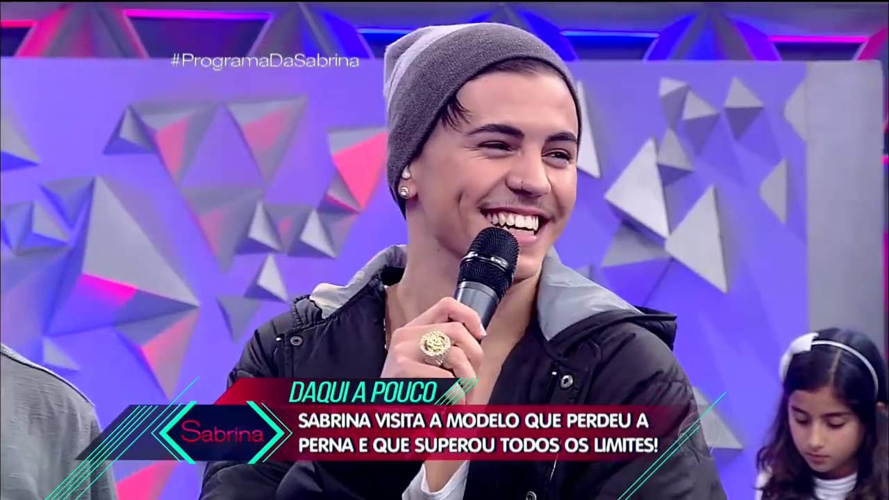 Biel apresenta sua família no palco do Programa da Sabrina