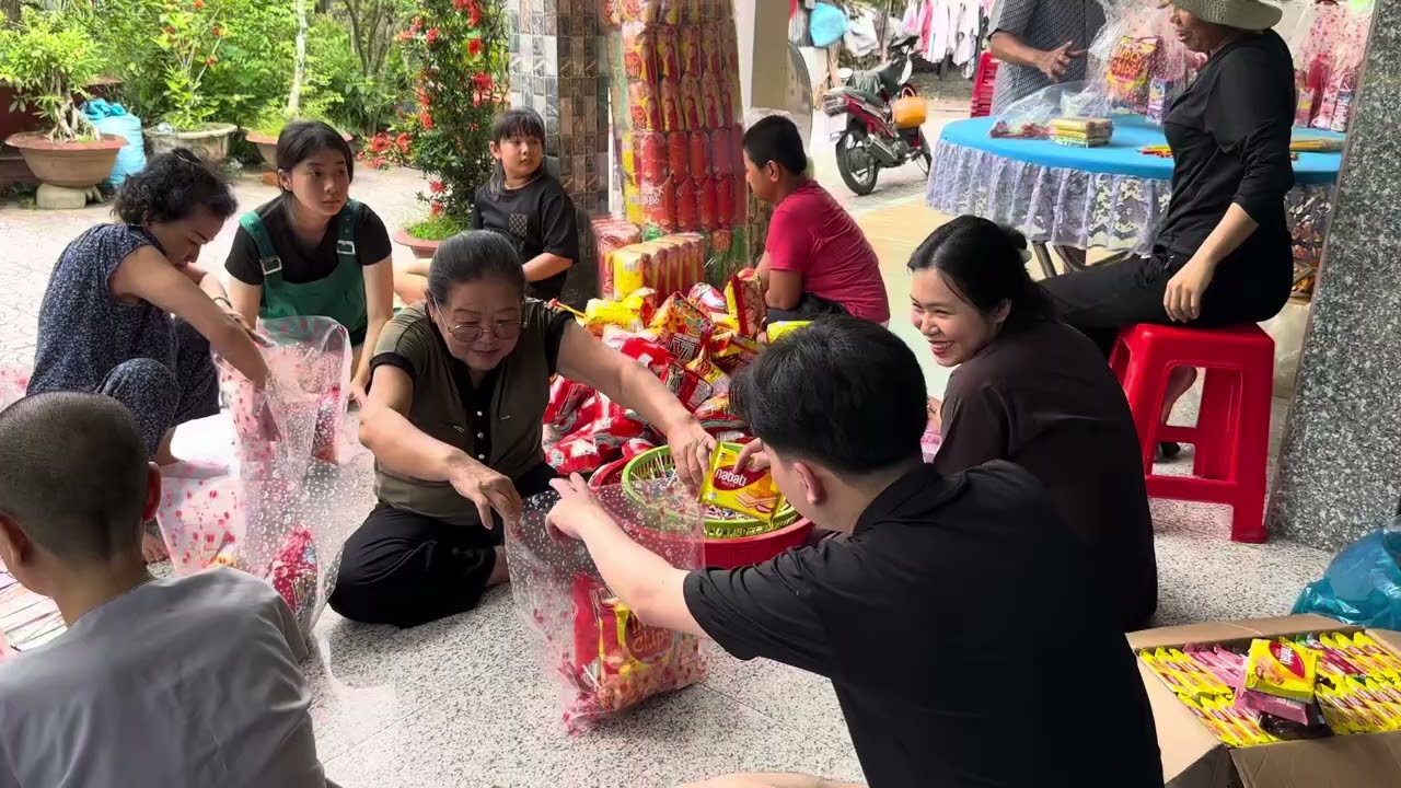 13-8-ất tỵ phát quà trung thu ấp Hiếu Tín , xã Hiếu thành 