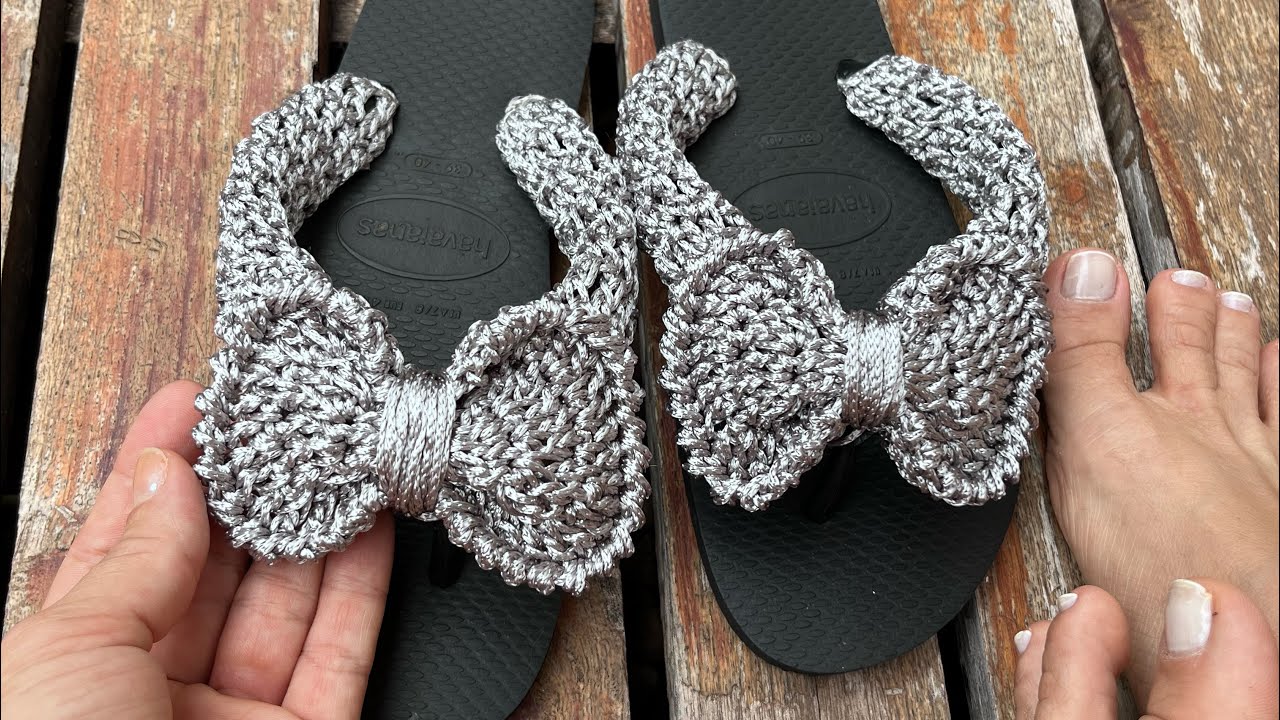 Chinelo com laço em crochê , havaianas com crochê , havaianas personalizado, chinelo decorado.