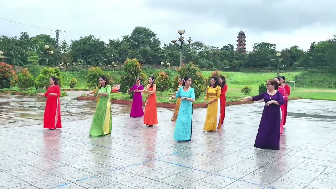 Lối về xóm nhỏ , múa dân vũ ( nhóm dân vũ thiên phú đến từ khe sanh hướng hóa Quảng Trị ) 