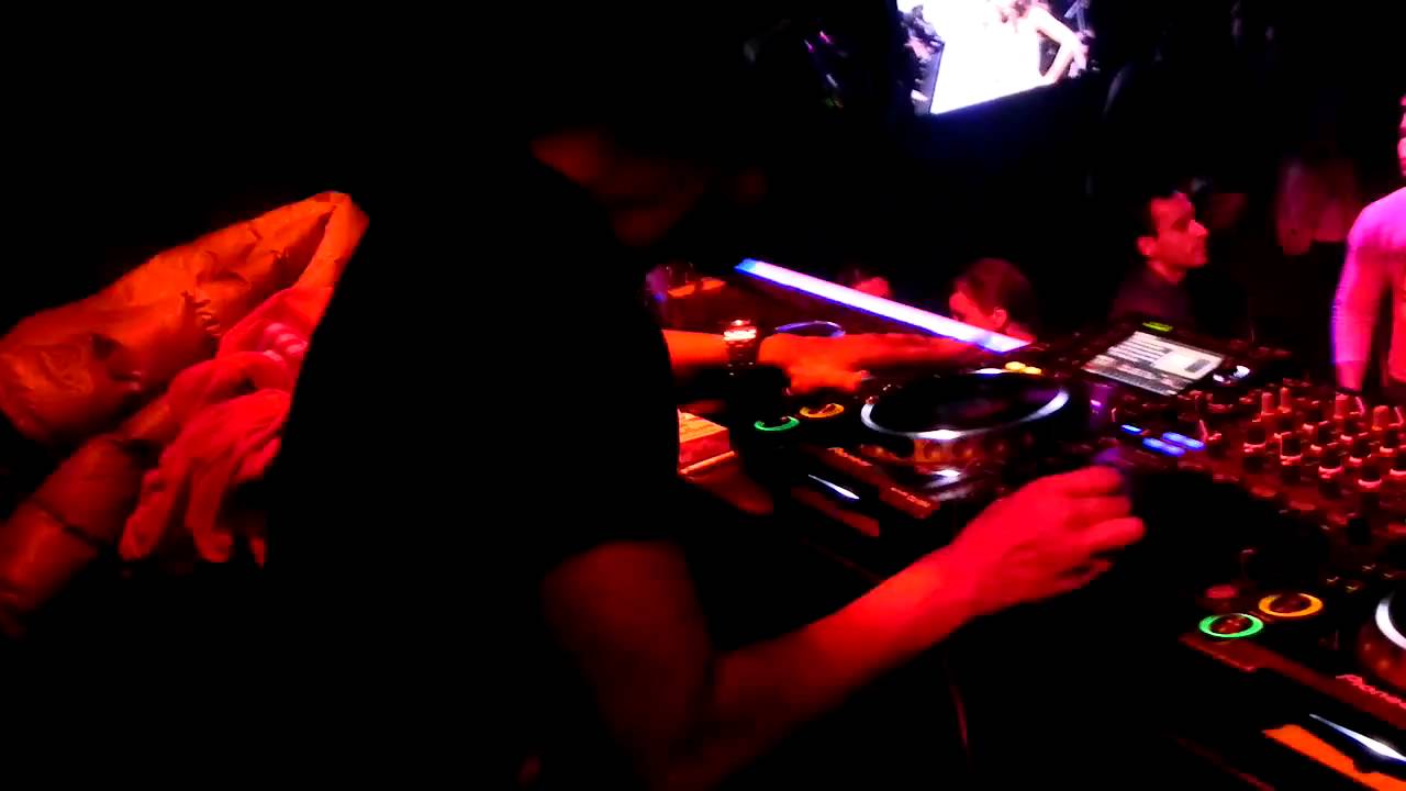Chuckie live @ club Yalta Sofia 04 02 11 Green Velvet-Flash (Nicky Romero remix)