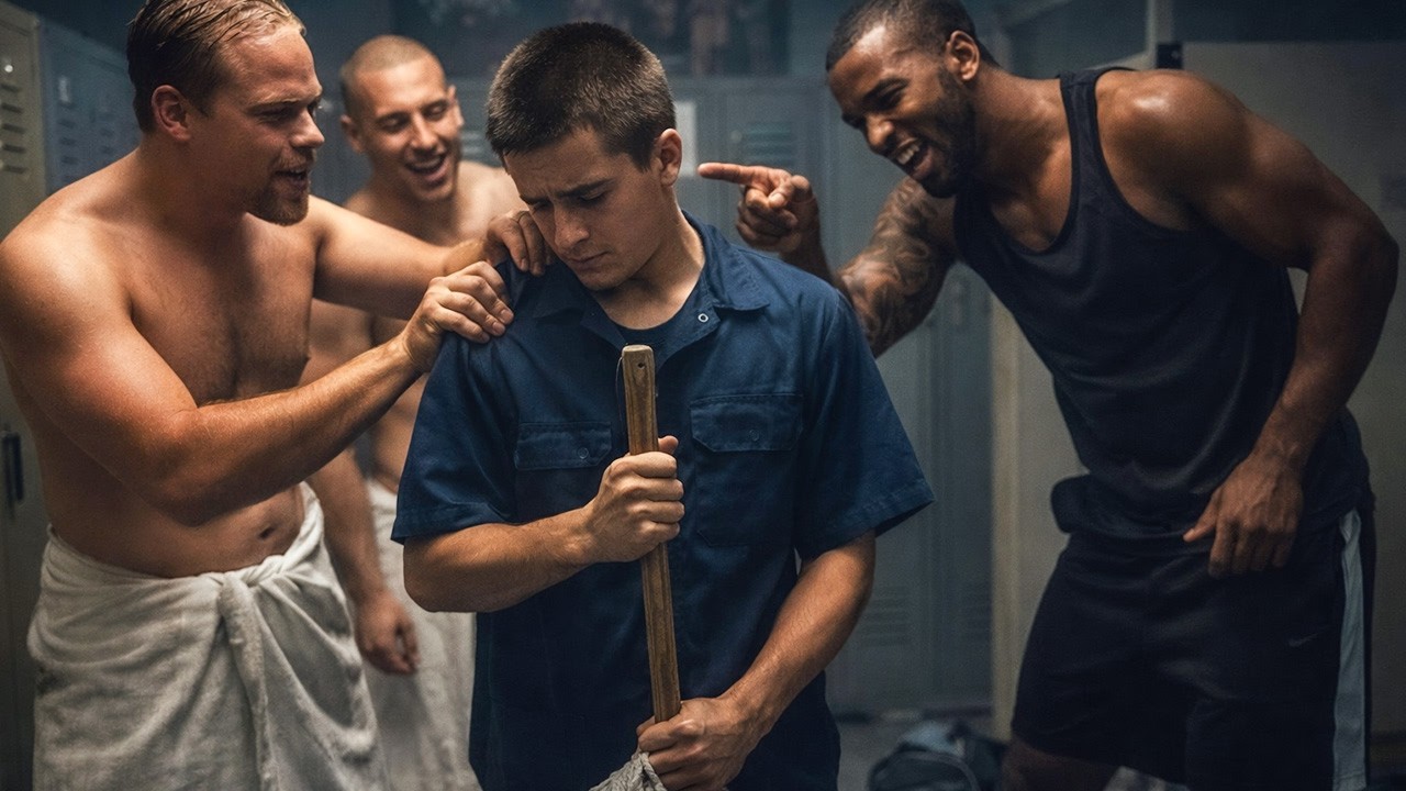 Они издевались над бедным уборщиком в спортзале, не подозревая, что он был жестоким подпольным бо...