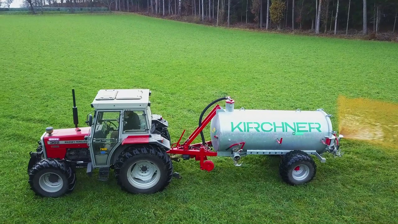 MF 362 mit Kirchner am Jauche fahren