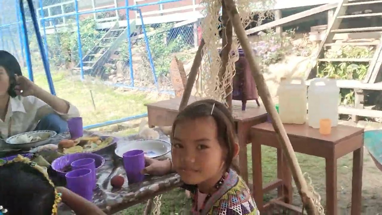 Makan di pos meja panjang