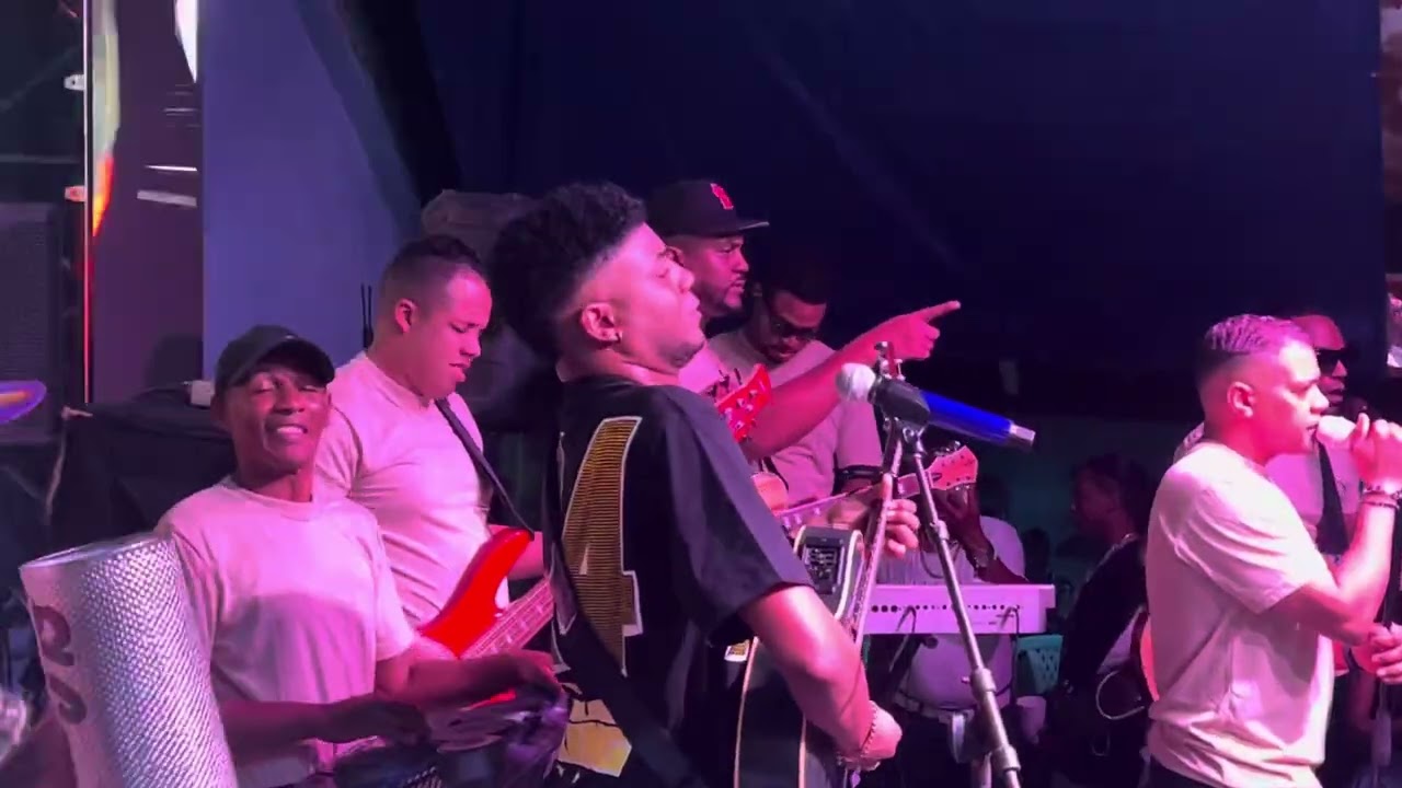 Yordi Santos en vivo Celebrando el día de l Sra. de Las Mercedes, en Claveyina Montecristi 