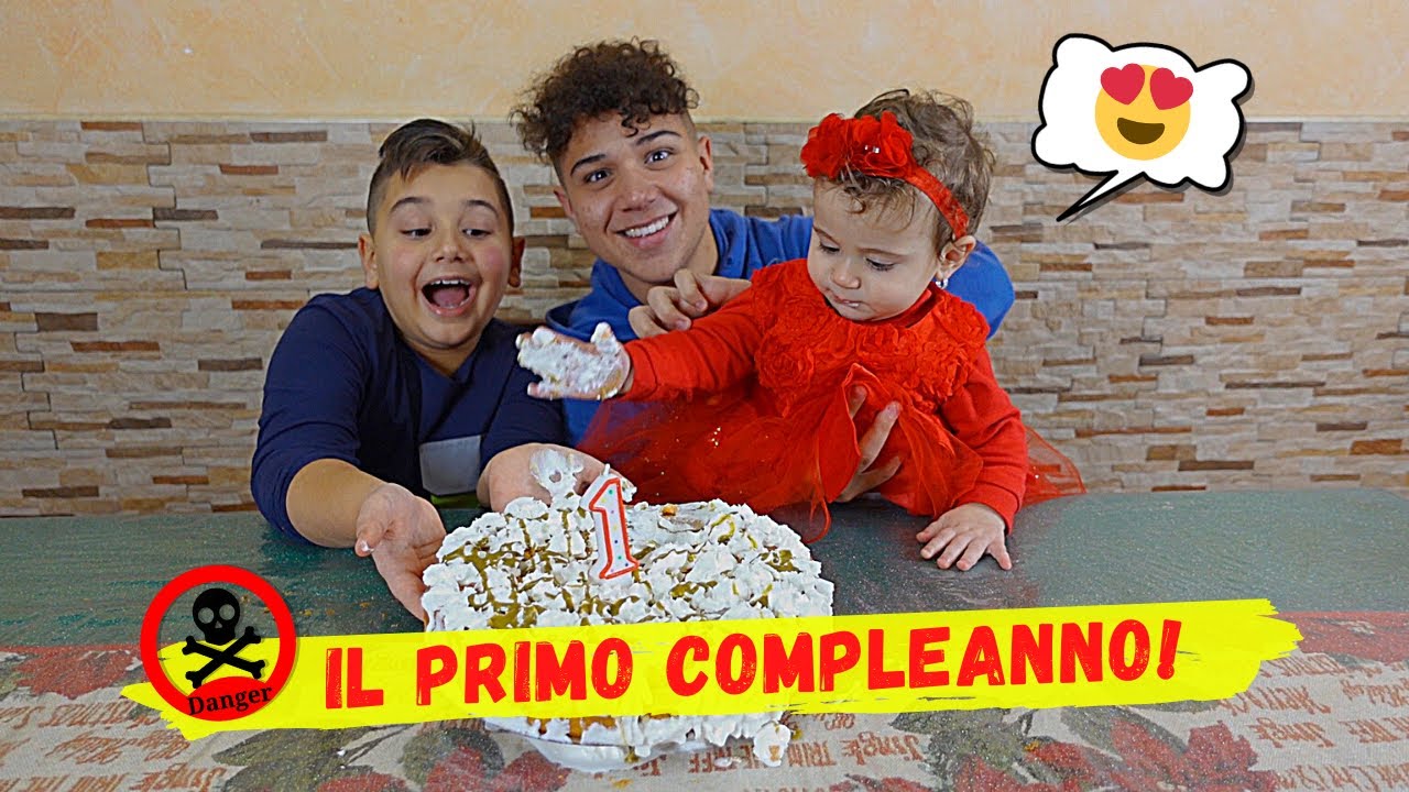 NOEMI DISTRUGGE LA TORTA DEL SUO PRIMO COMPLEANNO!
