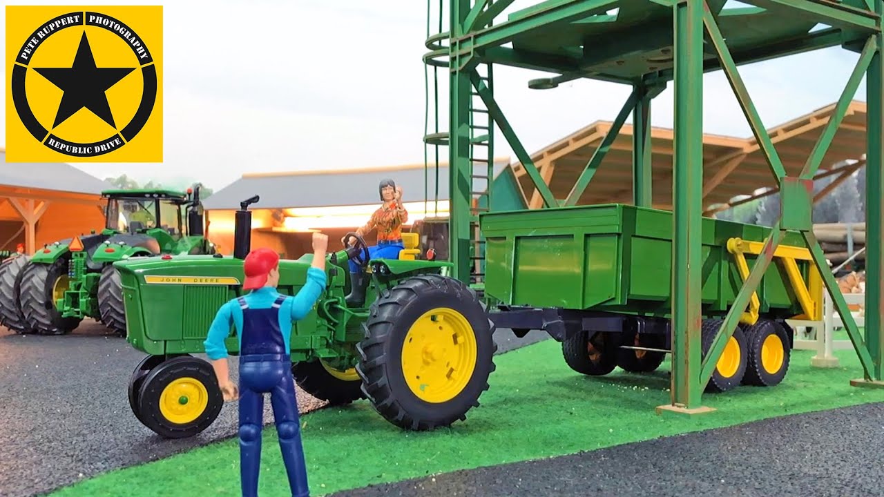 Ertl Big Farm JOHN DEERE Tractors meets BRUDER TRAKTOREN Farm WORLD