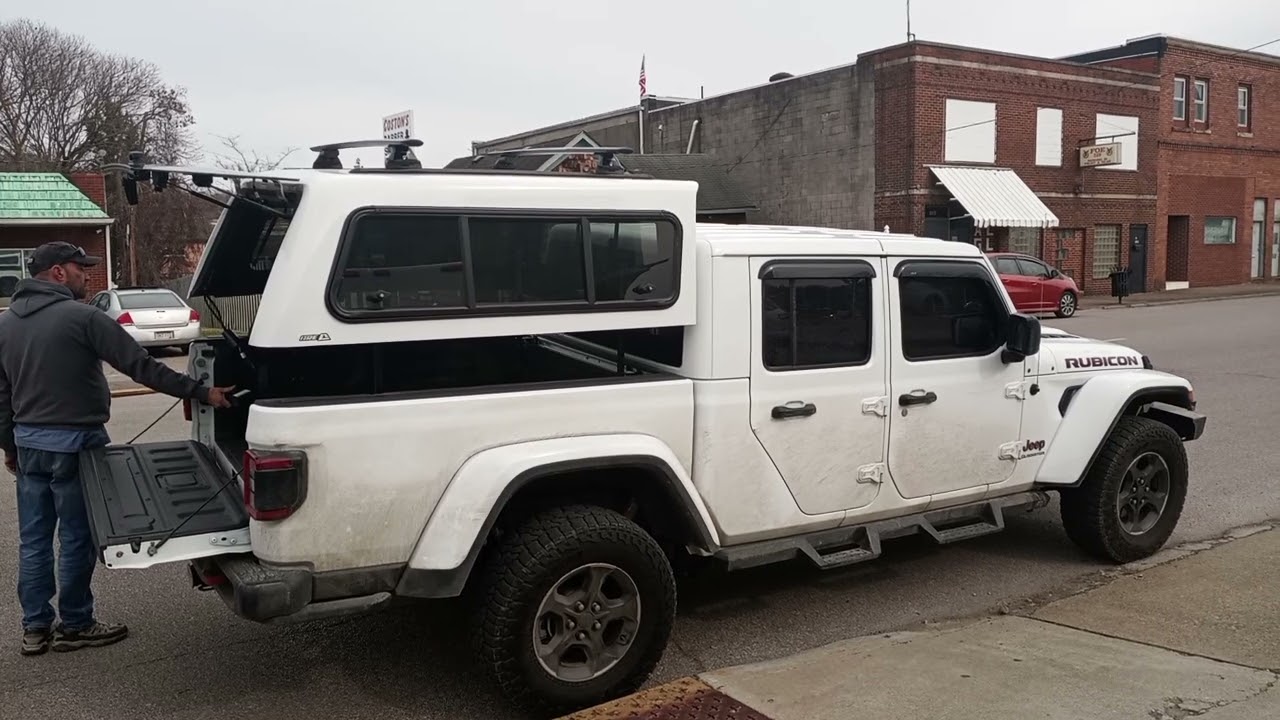 ARE CX EVOLVE TOPPER for a 2022 JEEP GLADIATOR with a EZ LIFT SYSTEM