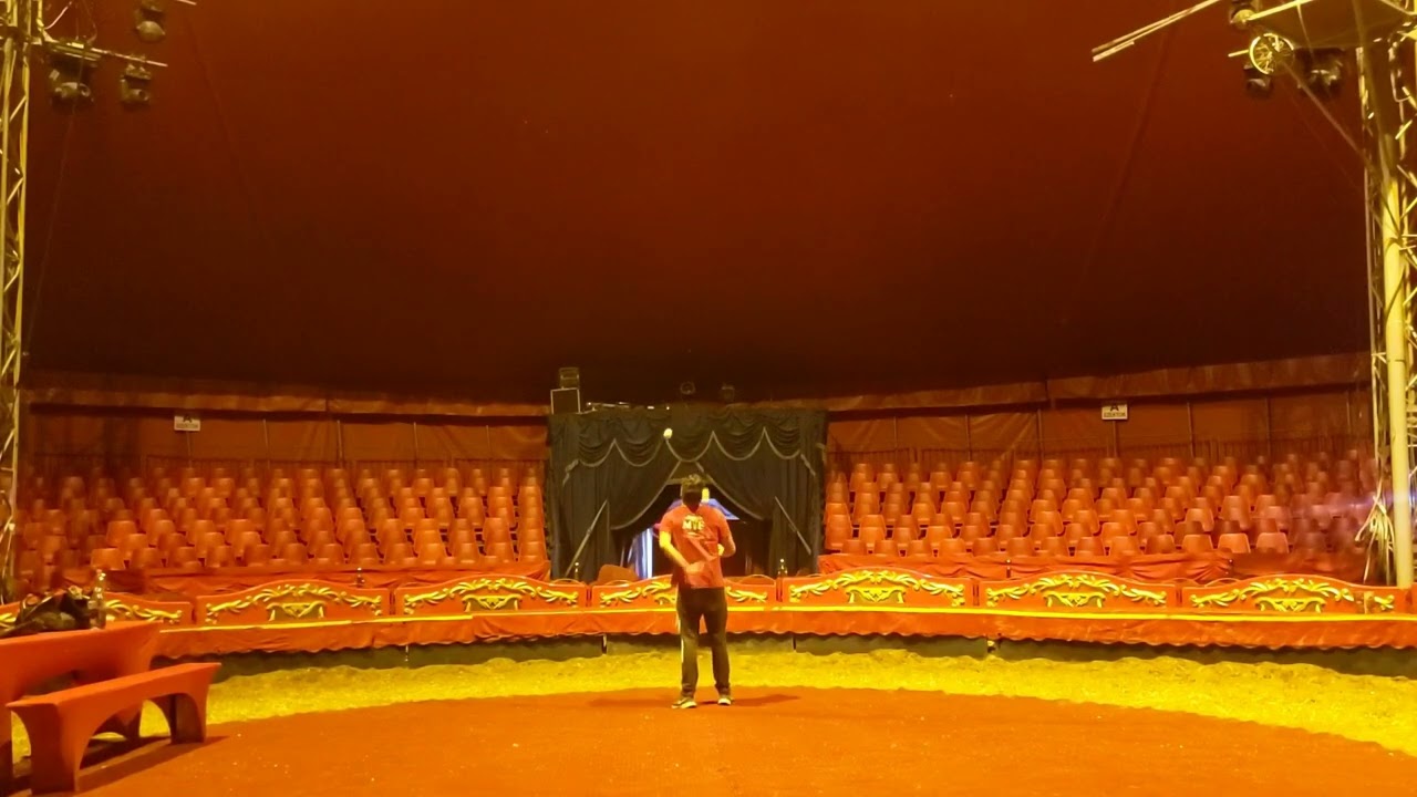 Michael Ferreri Guinness World Record Most consecutive backcross juggling catches with 3 balls.2022