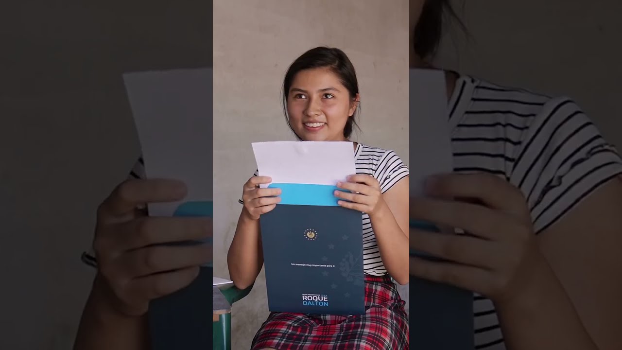 EMOTIVO Bukele Entrega Becas