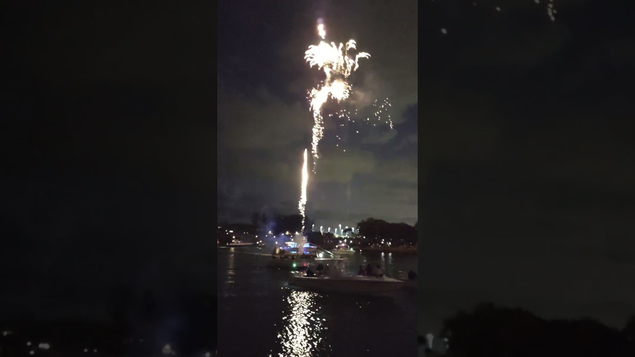 FIREWORKS CHRISTMAS BOAT PARADE NORTH PALM BEACH BEAUTIFUL