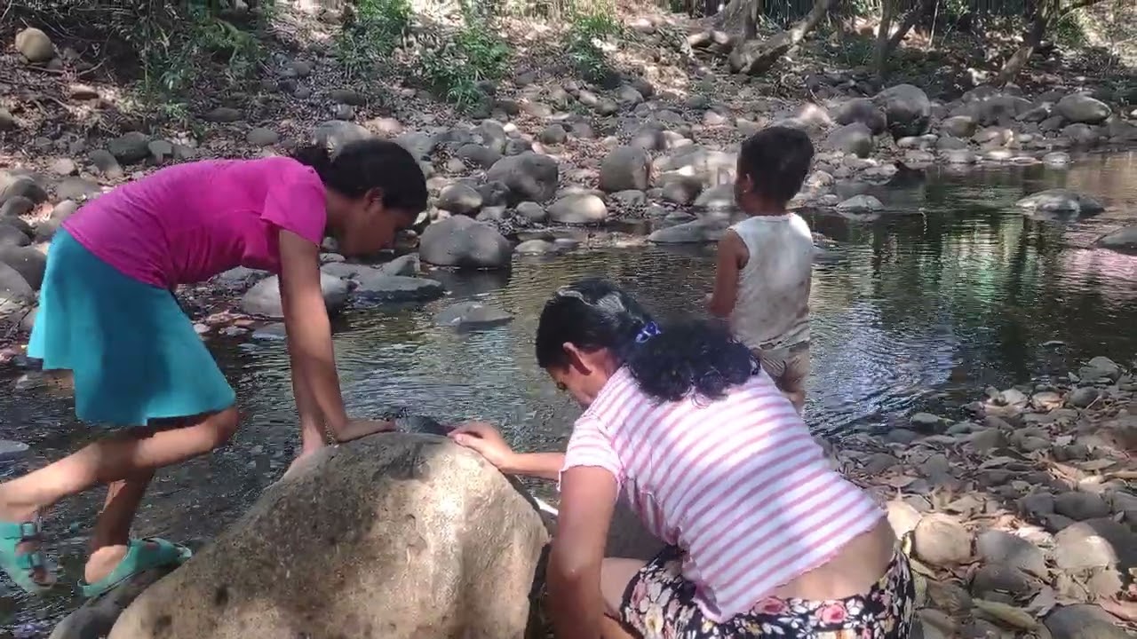 Miren la morena aquí jugando con el sapo 😄😅