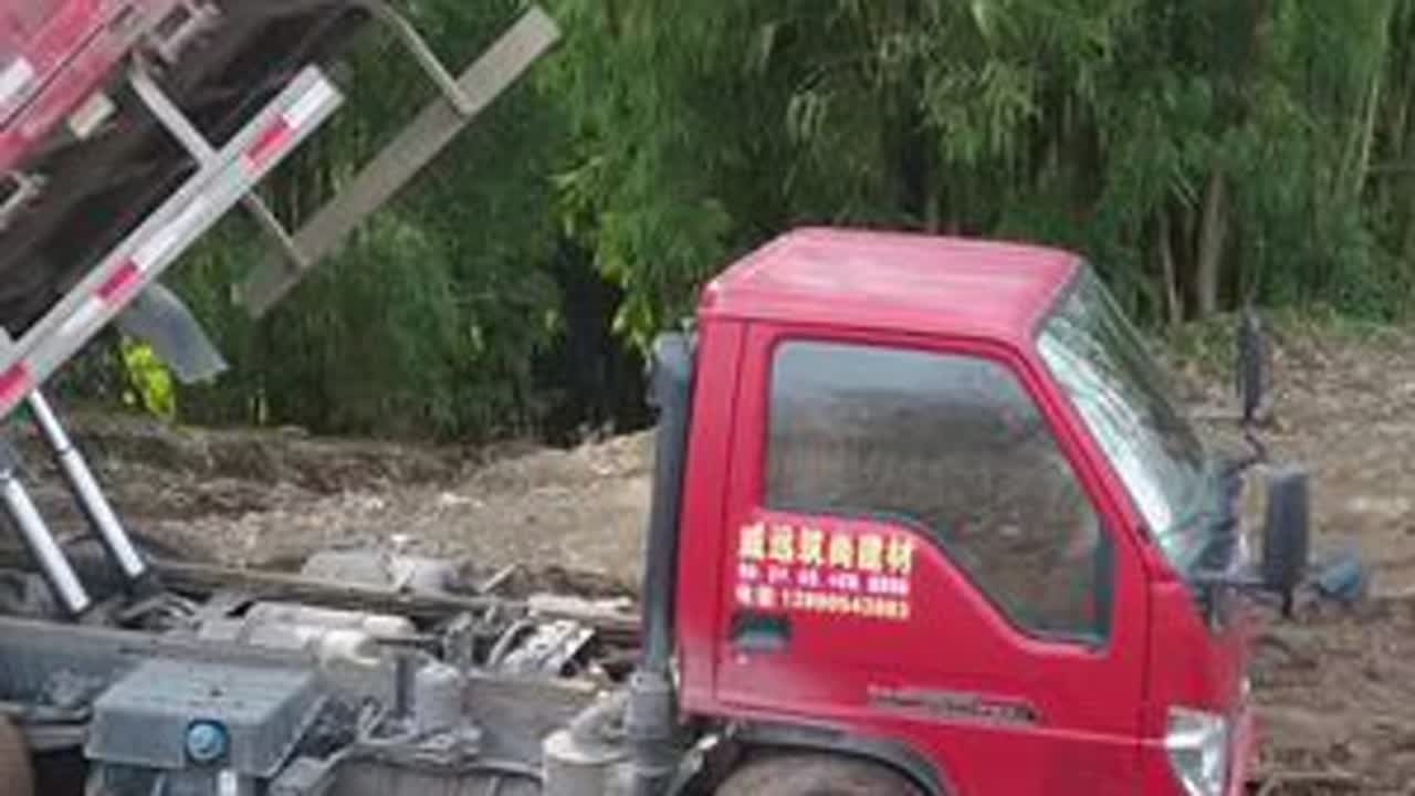 下了雨的路老火哟，拉点钢管还了放假了#辛勤劳动者记录农村生活