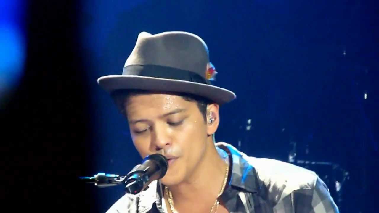 Bruno Mars - Lighters - live Manchester 2 november 2011 - HD