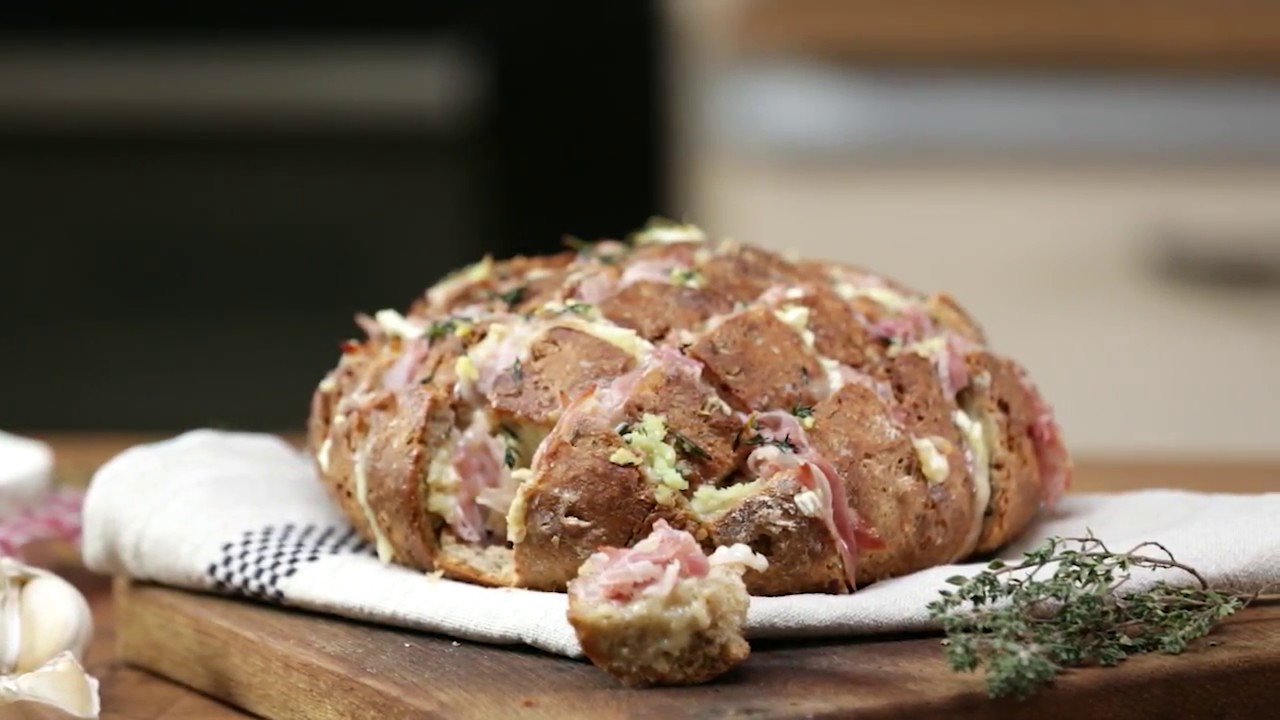 Plukbrood met pancetta, tijm en camembert