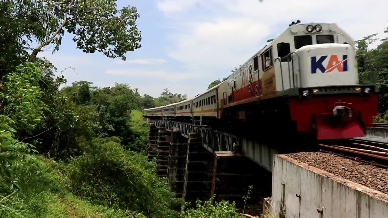Loud Honking Before Crossing The Old Railway Bridge | Java Railfanning