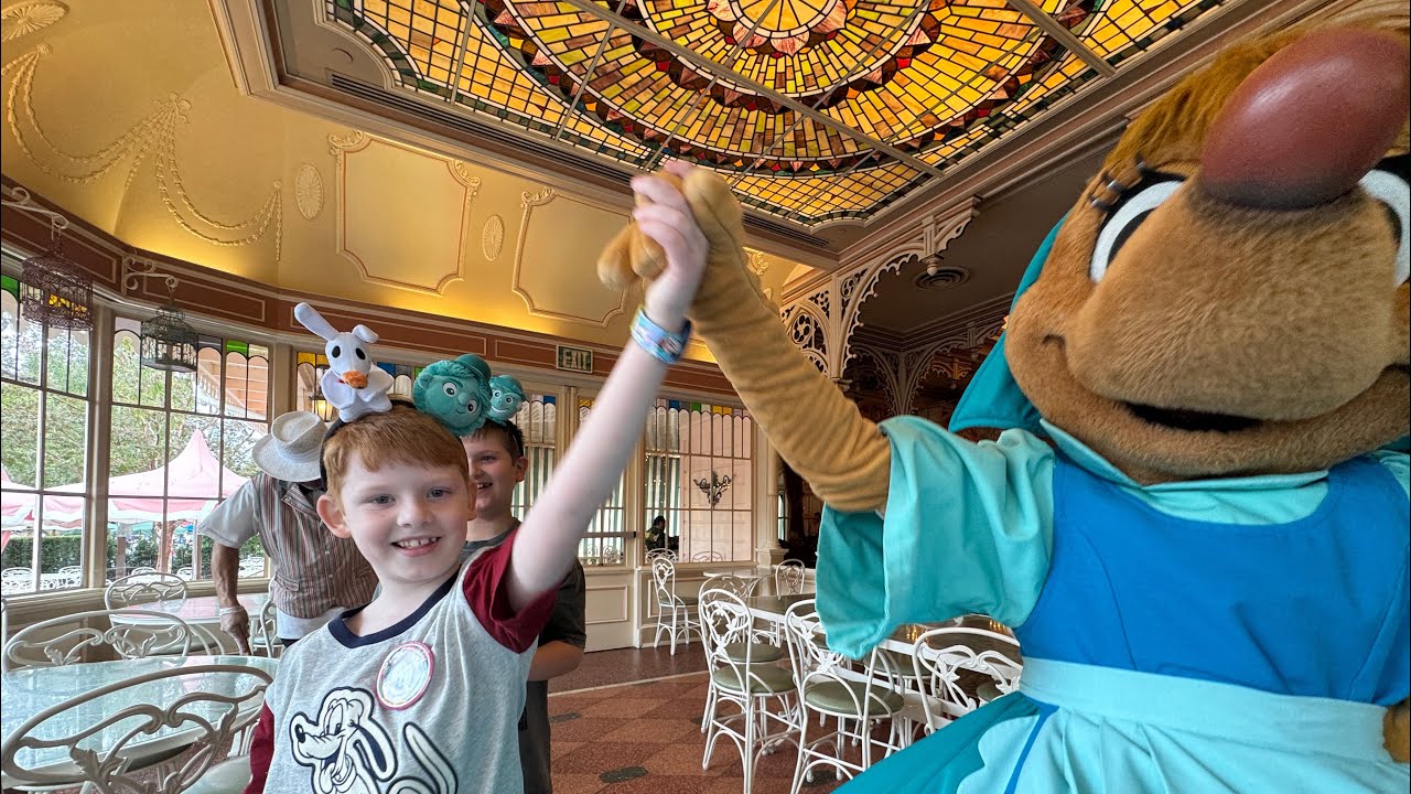 Rock, paper, scissors with Suzy from Cinderella @Disneyland #disney 