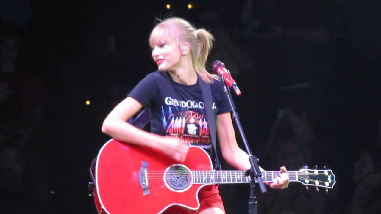 "Our Song" - Taylor Swift (Surprise B-Stage Acoustic) Performance in Nashville 9/19/13