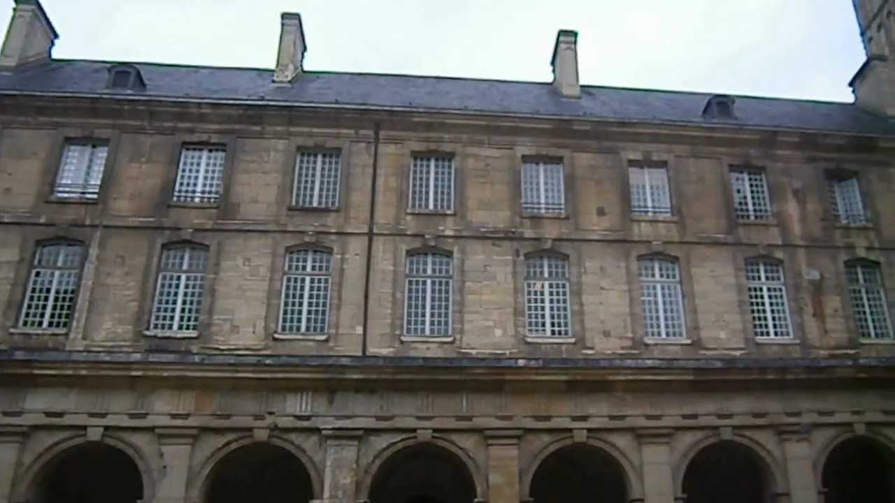 11-Caen - Abbaye aux Hommes - Cloître.AVI