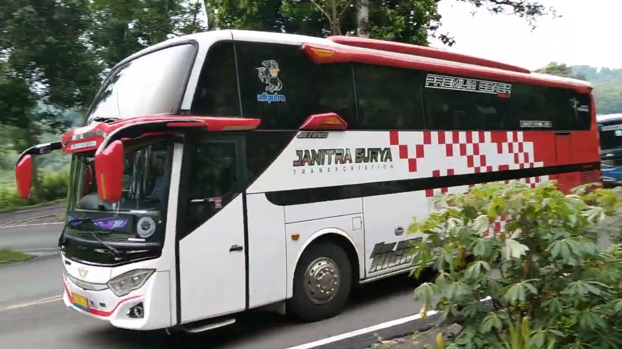 Menungu Rombongan Bus pariwisata Janita Surya lintasi tikungan nanjak lahor k.kates