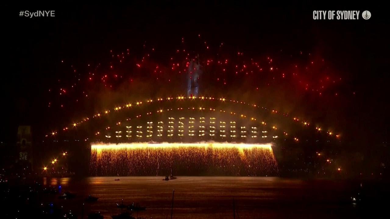 Capodanno 2020, gli spettacolari fuochi d'artificio a Sydney in Australia