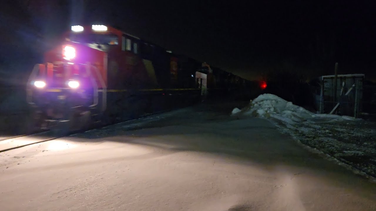 late CN M368-31 North with horn salute 2026-01-16