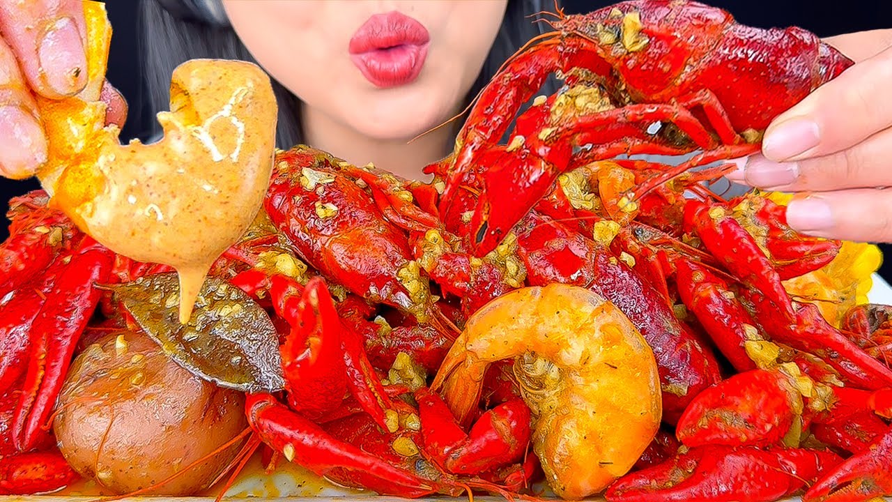 ASMR GIANT CRAWFISH BOIL🦞 (EATING SOUNDS) ASMR PHAN