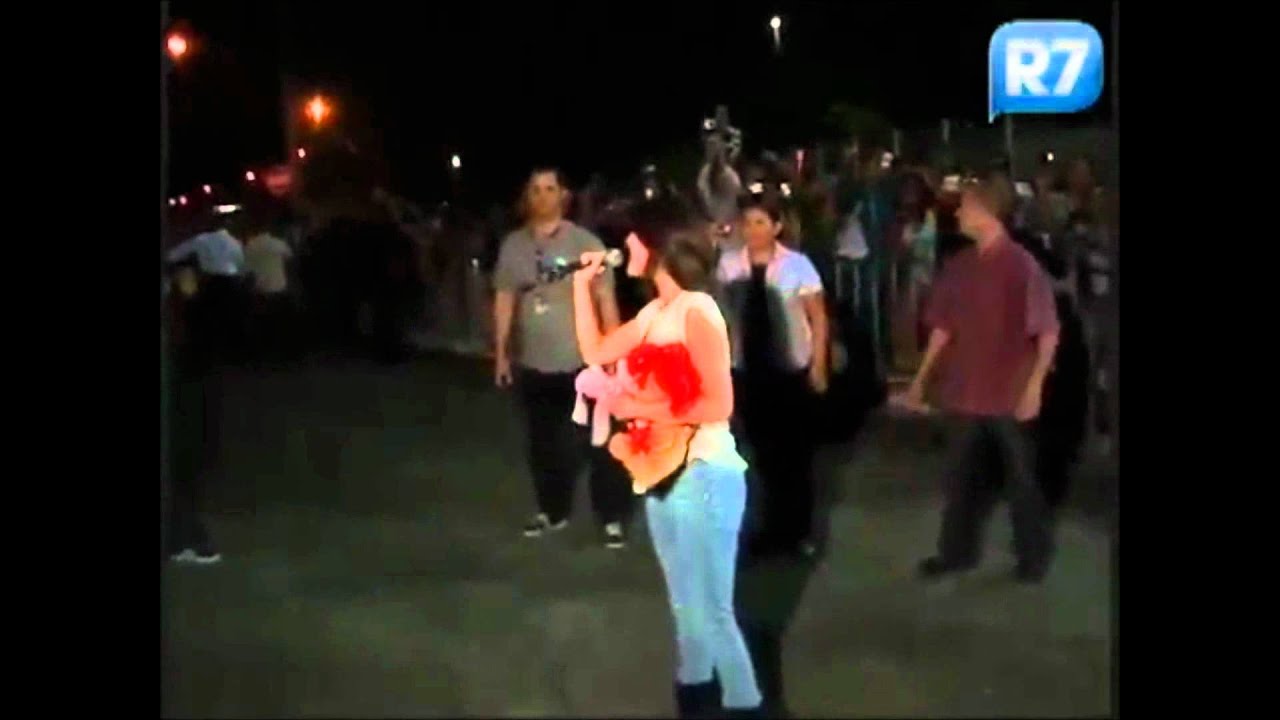 Dulce María canta com seus fãs na porta da Record - Rio de Janeiro, Brasil