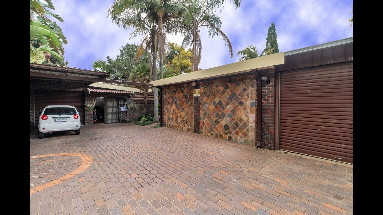 VERSATILE FAMILY HOME WITH INCOME-GENERATING FLATLET