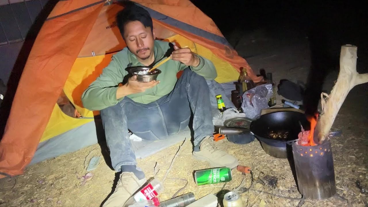 骑行新疆，天黑闲置小屋躲风搭帐篷，菜被动物偷走无奈干炒腊肉吃