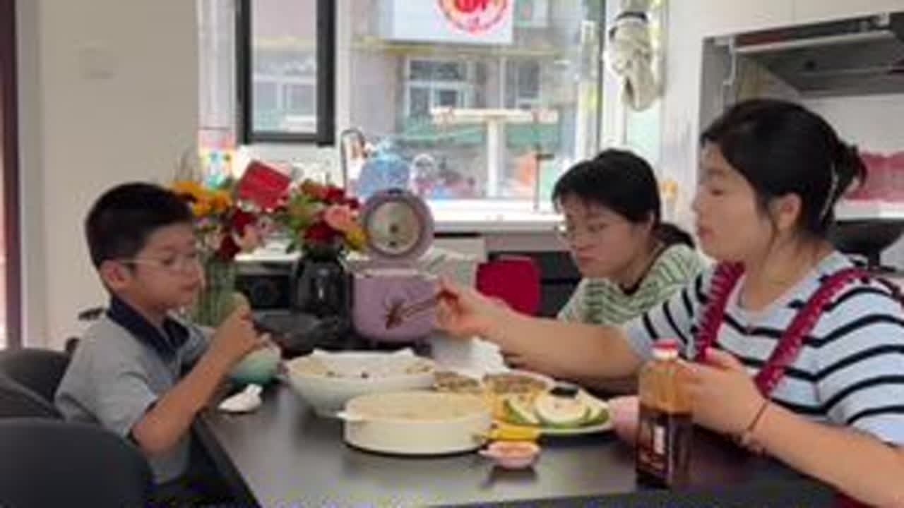 搬新家的第二天，凌晨3点30起床给老公做早饭，吃完饭赶着去北京上班…愿所有起早贪黑，披星戴月的日子都有所回报…#记录真实生活 #宝妈