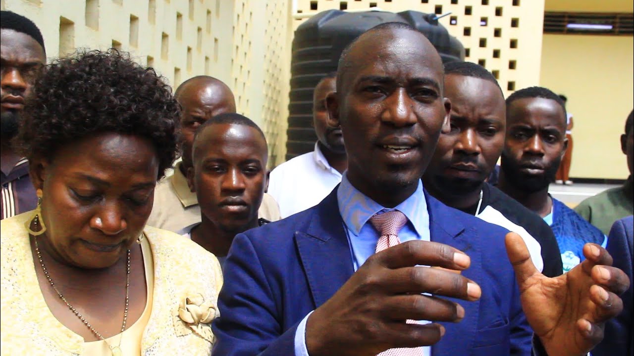 LAWYER MUYIZZI AGAMBA OMULAMUZI ALI MUMUSANGO GWABWE NE NAMEERE AKOLERA KUNDOWOOZAYE  NOT LAWS. 