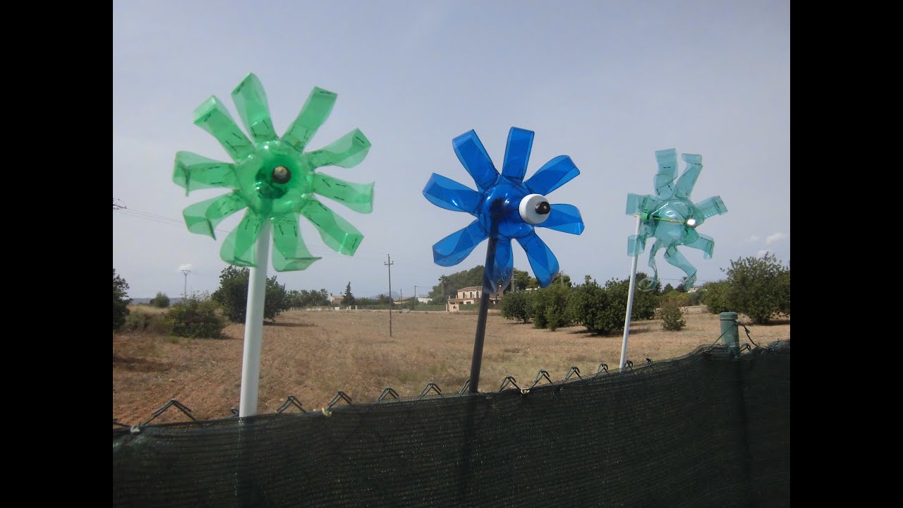 Molinillo de viento reciclando botella de agua