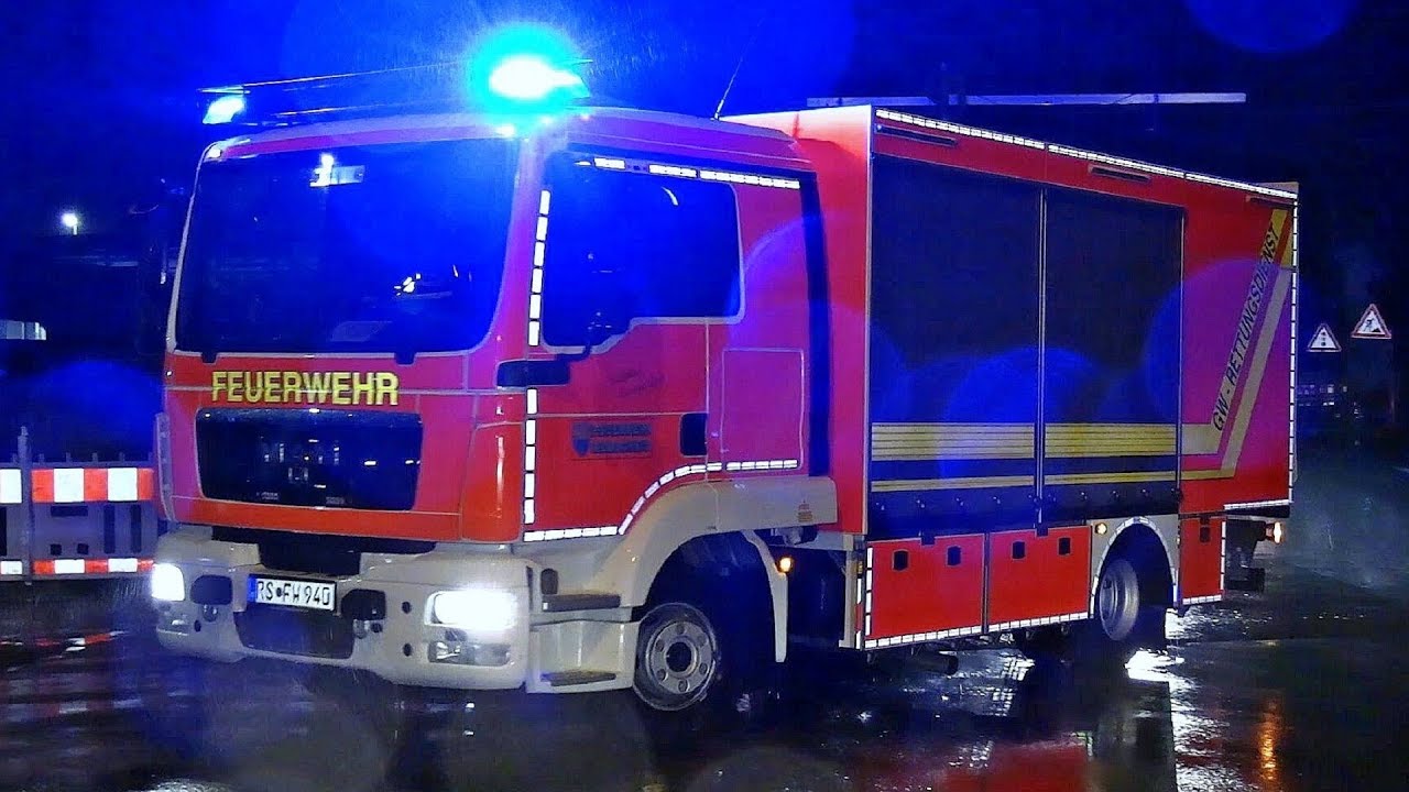 Ger&auml;tewagen Rettungsdienst der Berufsfeuerwehr Remscheid auf Alarmfahrt