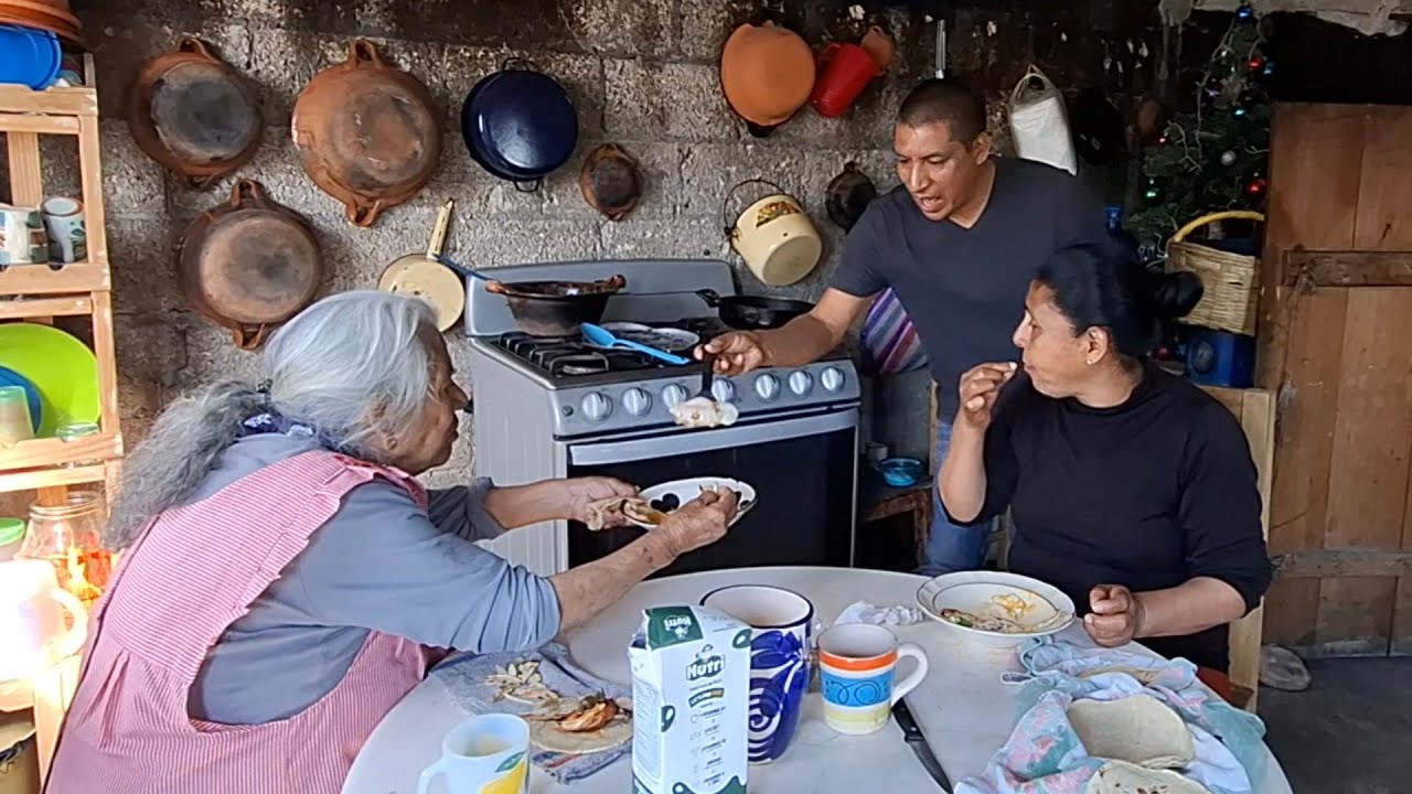  almorzando  unos huevitos  estrellados  y un chilito y saludando  a suscriptores 