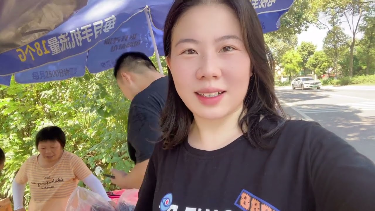 王大川要回成都了，丈母娘亲自做了美食，去摘葡萄夏黑居然才五元