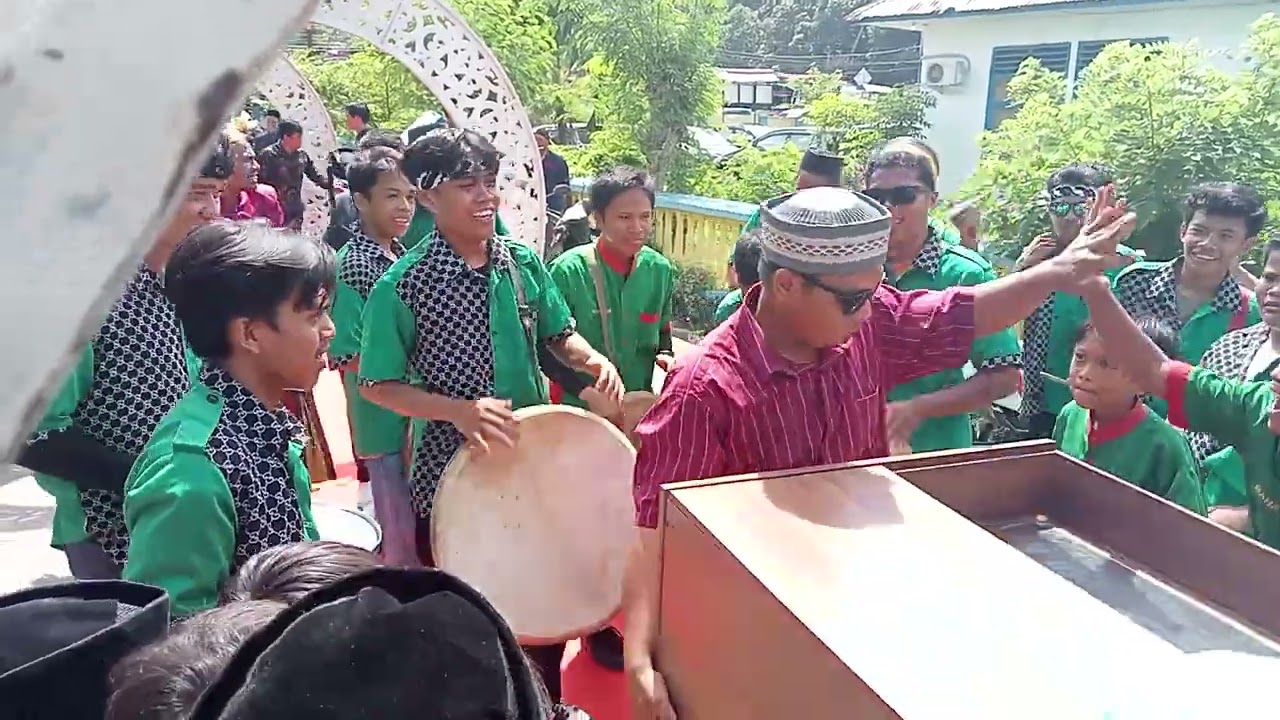 Di mandar saat Mattindorri Mempelai Laki-Laki diiringi oleh musik Rebana dan bawaan Erang Erang dll.