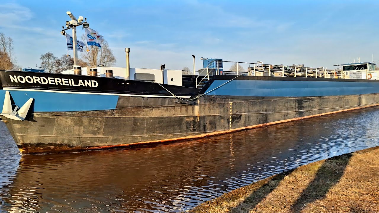 ⚓️Tanker de NOORDEREILAND moet wachten om de OOSTERHAVEN van WINSCHOTEN binnen te varen.⚓️