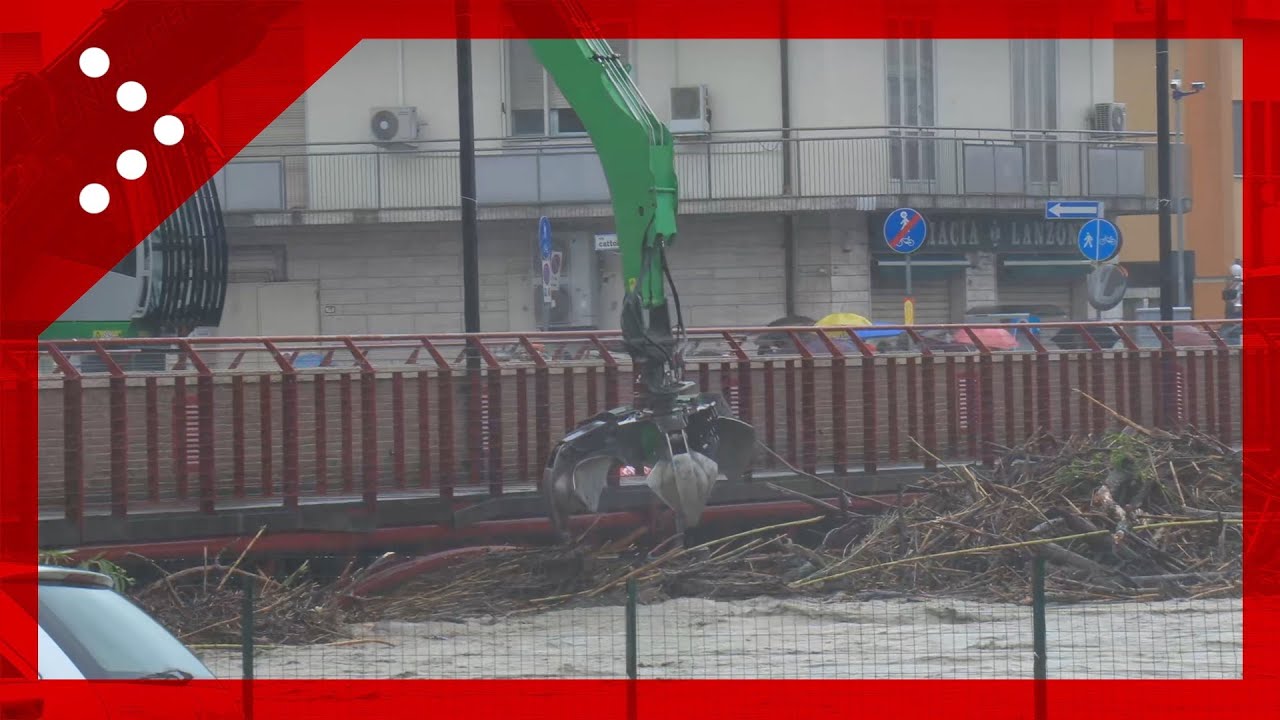 Cesena, esonda il Savio: ruspa al lavoro sul ponte del Risorgimento per togliere i tronchi