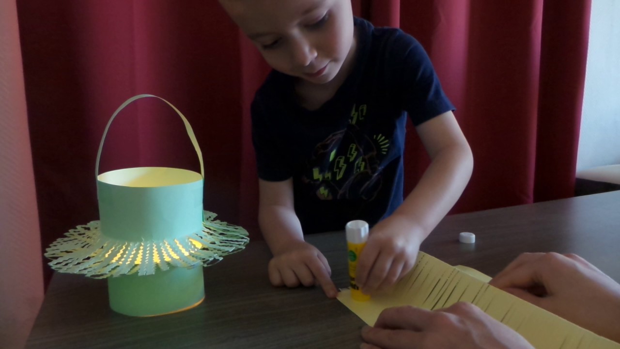 Fabriquer Lanterne Papier - Raph réalise des lanternes.