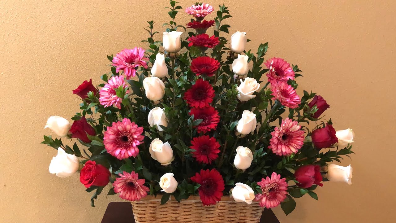 As&iacute; de f&aacute;cil se hace este arreglo floral #arreglosflorales #pasoapaso #rosasygerberastequedaradivino