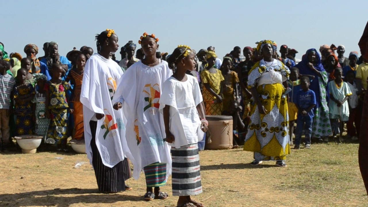 La danse culturelle peule sous le son de la flûte traditionnelle