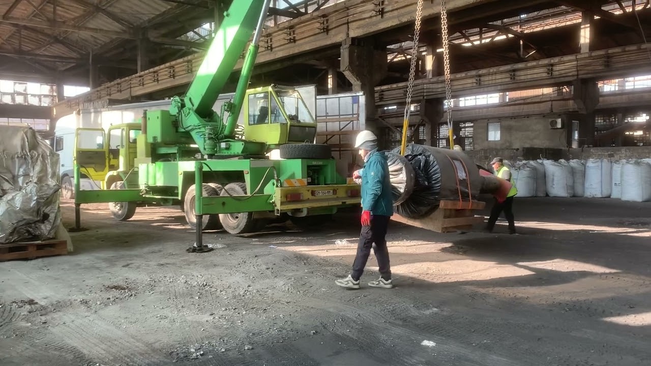 Pelton Turbine Unloading from Flatruck for E-M equipment of 22 MW 