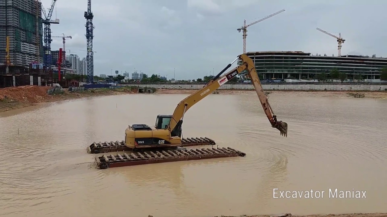 CAT320 Long Arm Amphibious Excavator Dredging Mud Pond