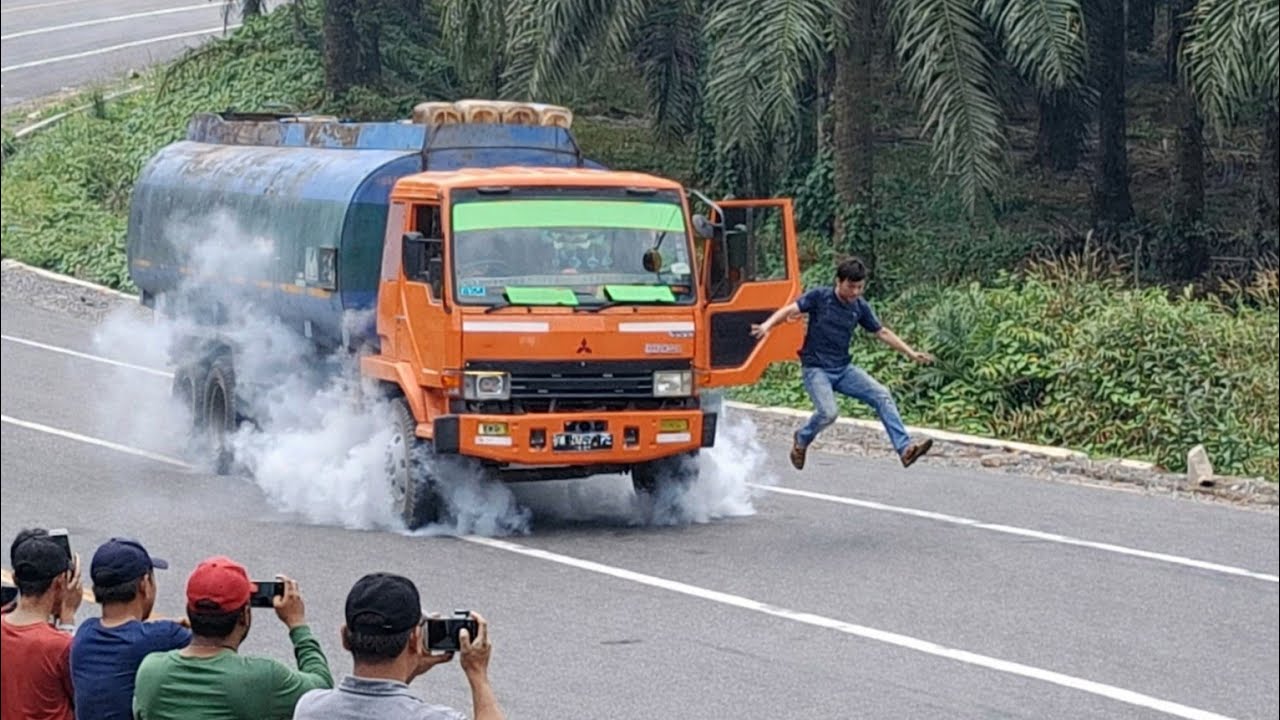 MENEGANGKAN !!! Kernet Lompat Di saat Truck Masih Berjalan Di bukit kodok